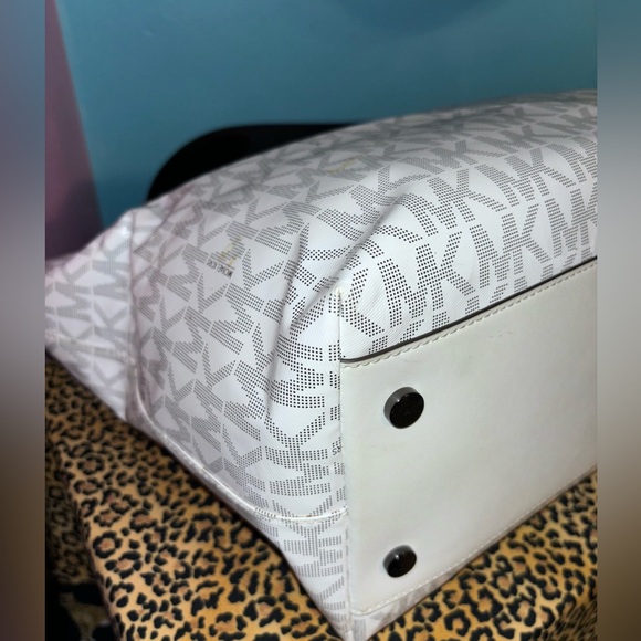 Michael Kors White Monogram Tote Bag - Picture 6 of 14